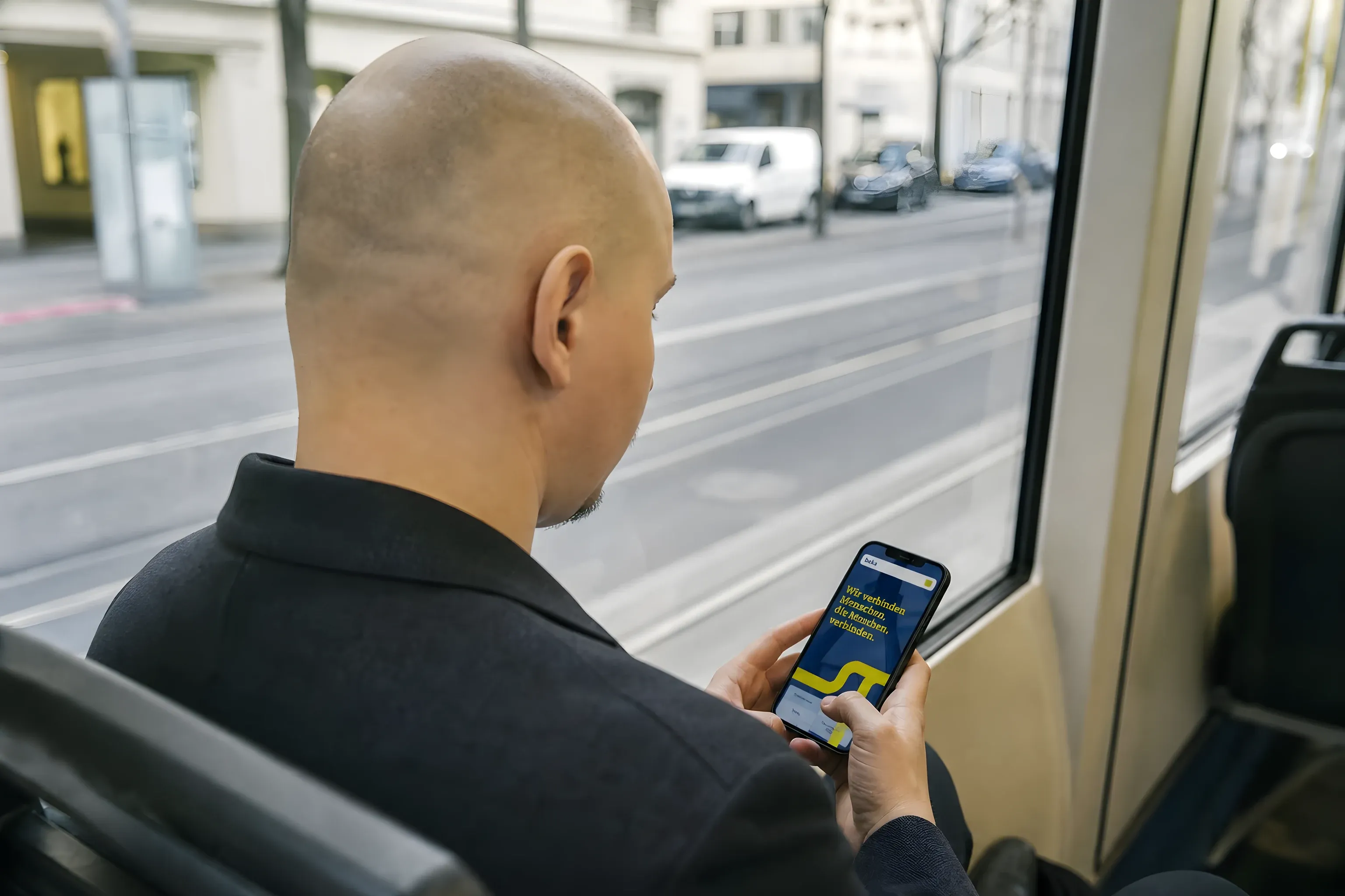 Ich scrolle im Tram auf dem Smartphone durch die BEKA-Website