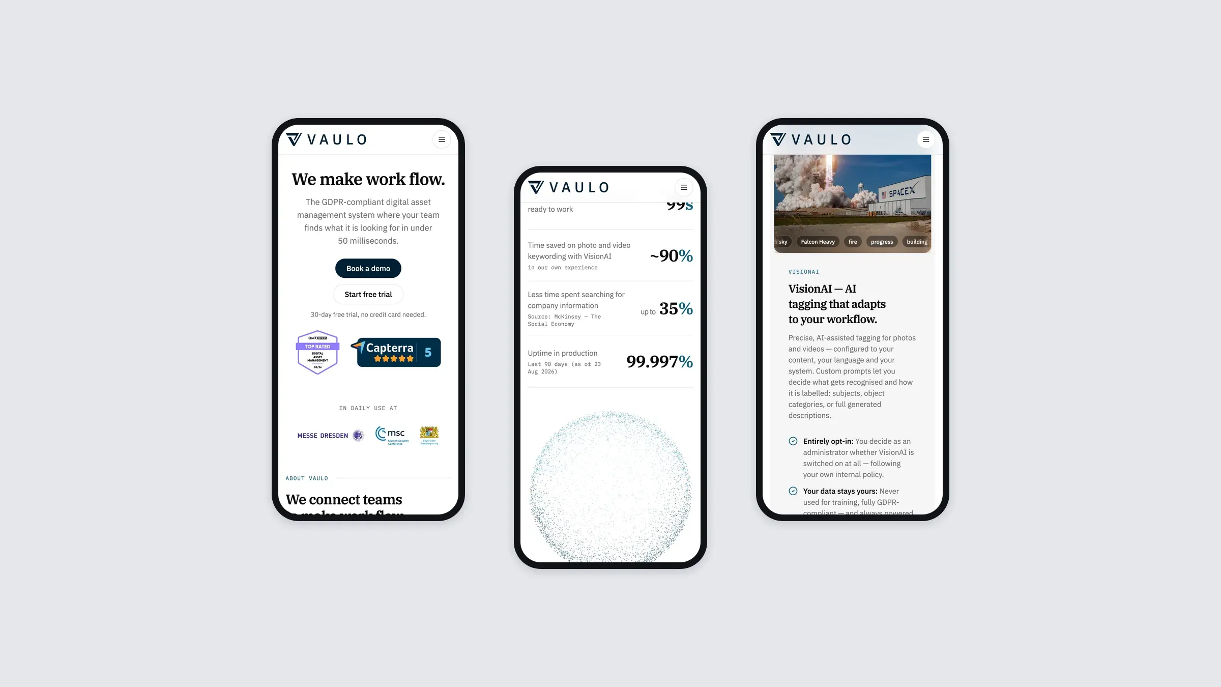 Die Vaulo-Website auf drei Smartphones